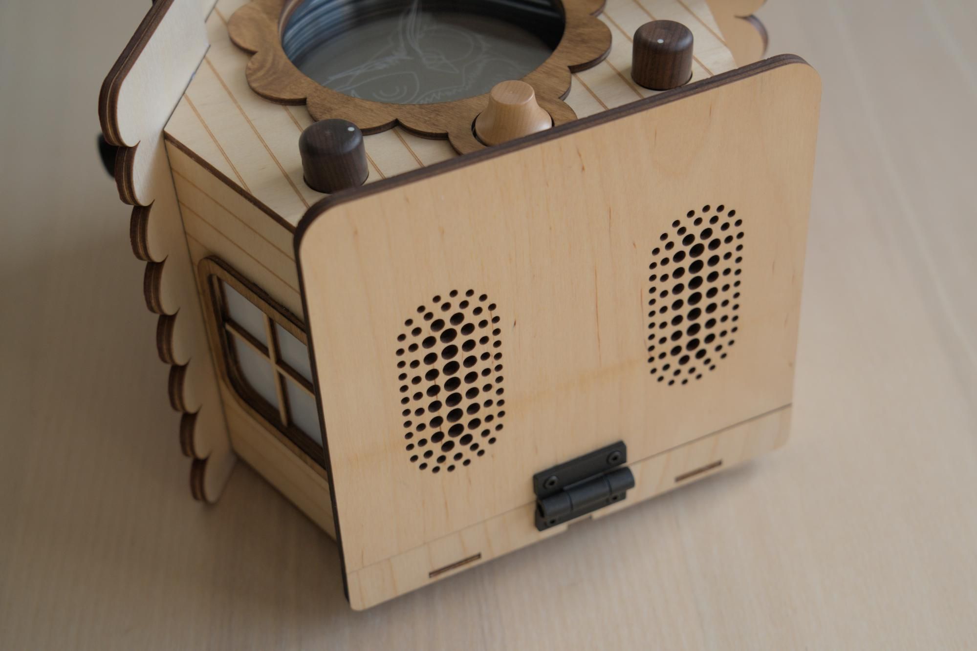 Magnetic hatch closed with holes for the speaker sound to pass through visible