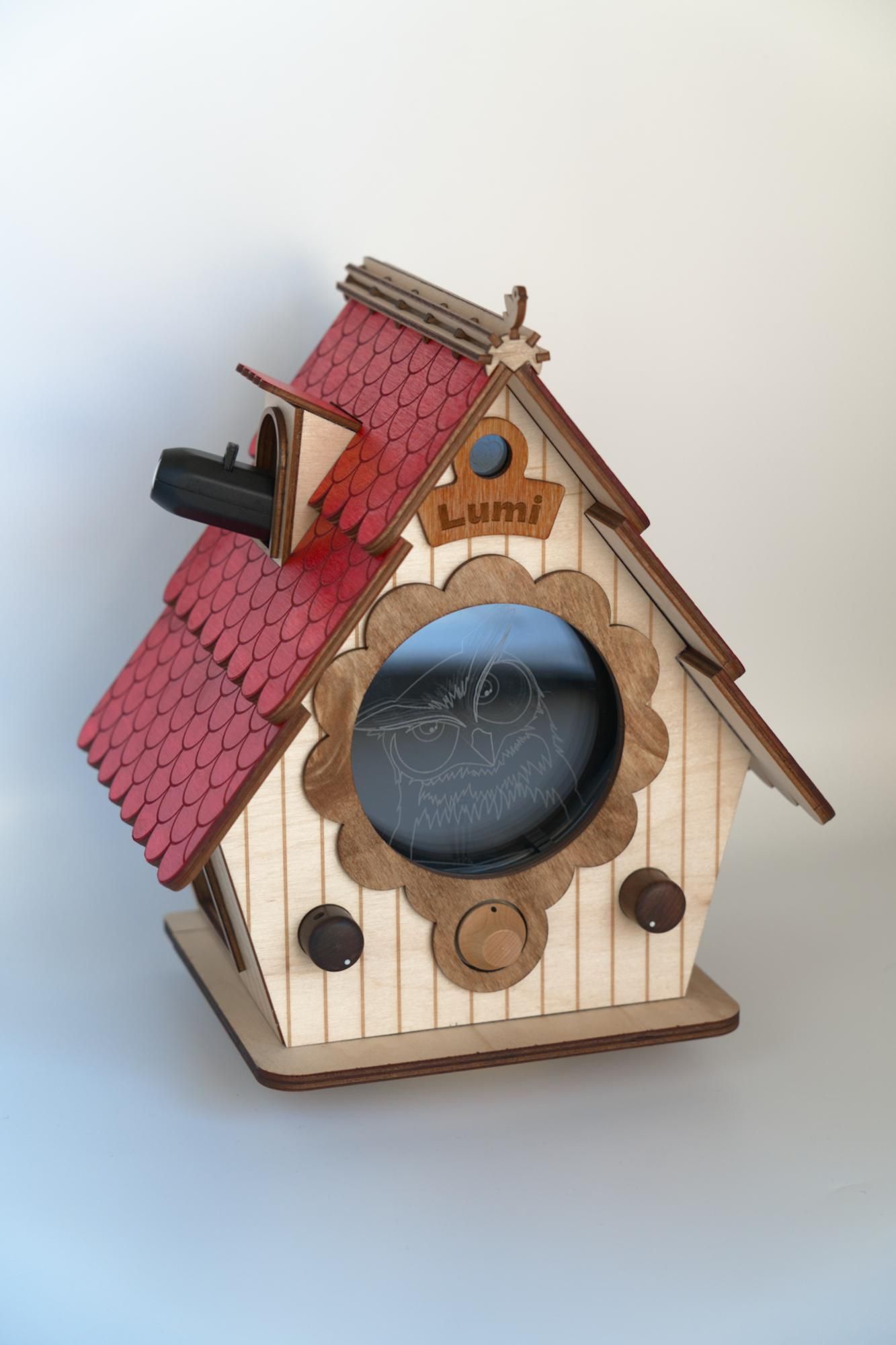 Two-thirds perspective overview of birdhouse at daytime