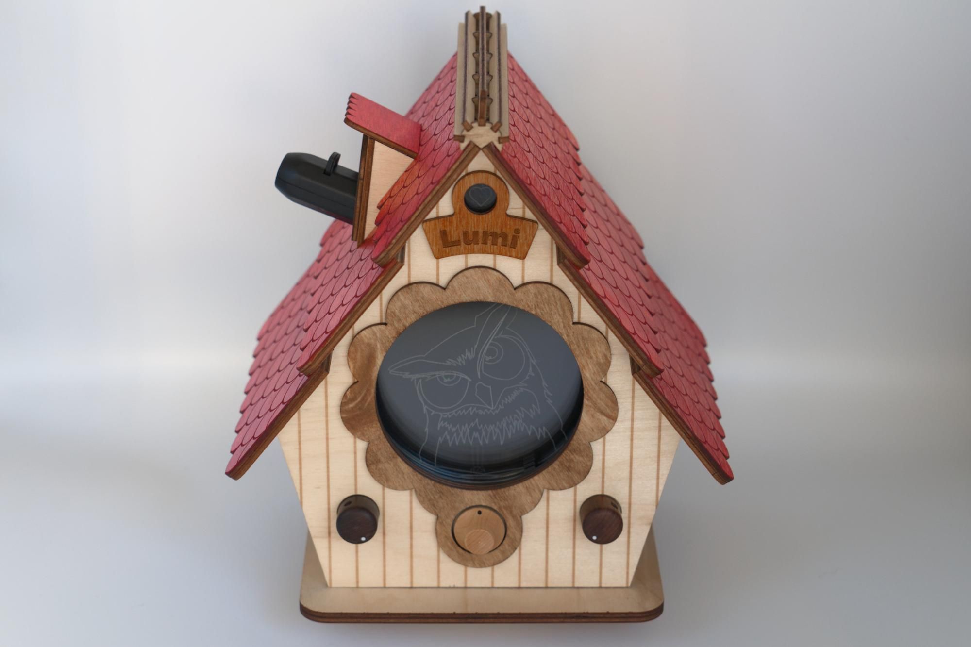 Birdhouse from front at daytime